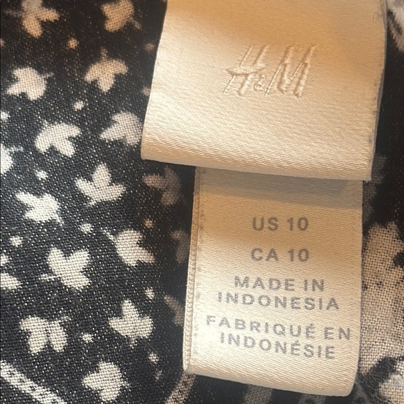 Black and White Flutter Sleeve Midi Sundress - Picture 9 of 10